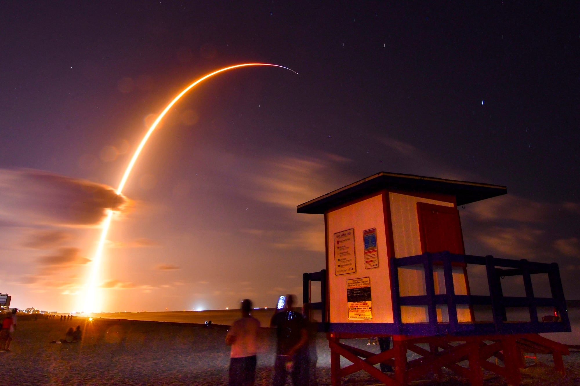 El despegue de SpaceX de Cabo Cañaveral en mayo de 2019 visto desde Cocoa Beach, Florida; la foto tiene una exposición de algo más de 2 minutos