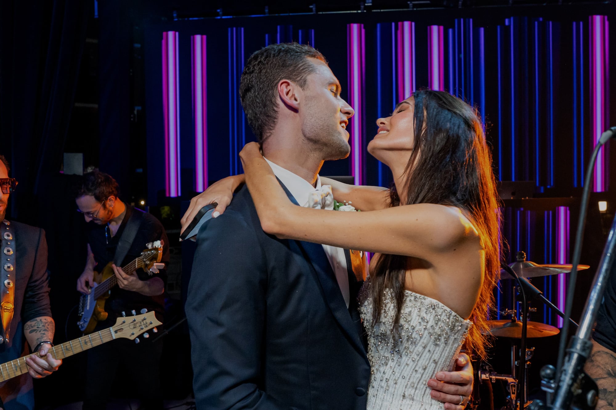 Sofía y Zach, enamorados y felices, bailan al ritmo de la banda que tocó en vivo y de la música del DJ Choppe Dávila.