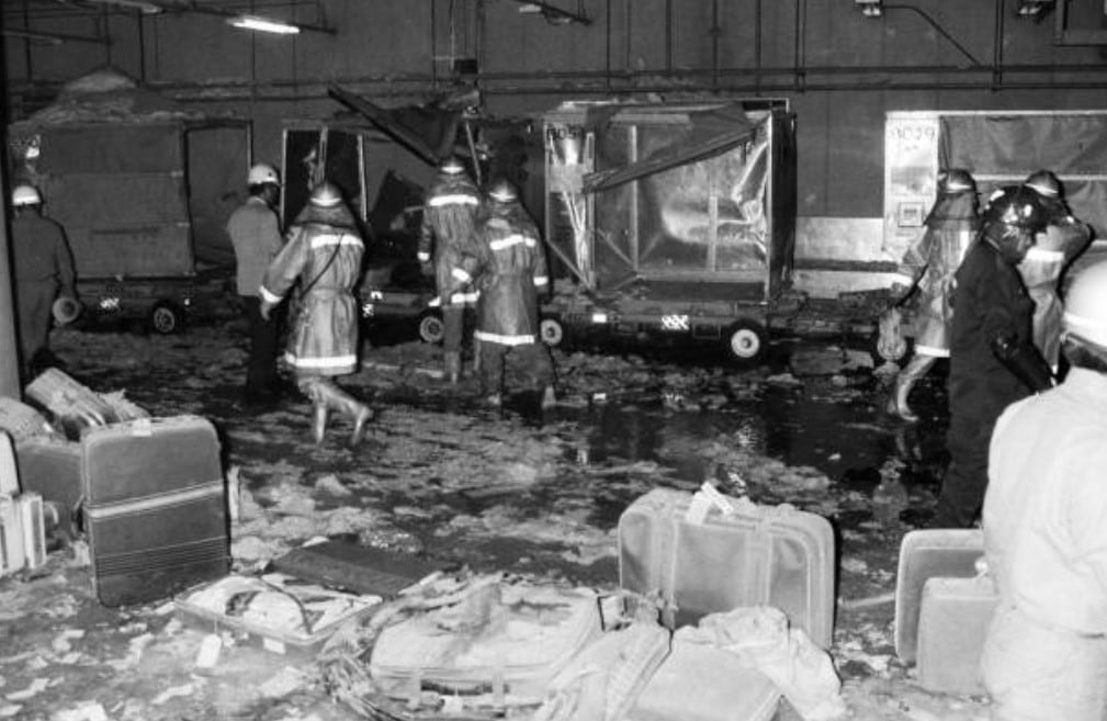 Investigadores en la escena de la bomba que explotó en el aeropuerto de Narita, Japón, 1985 (Foto: Getty Images)