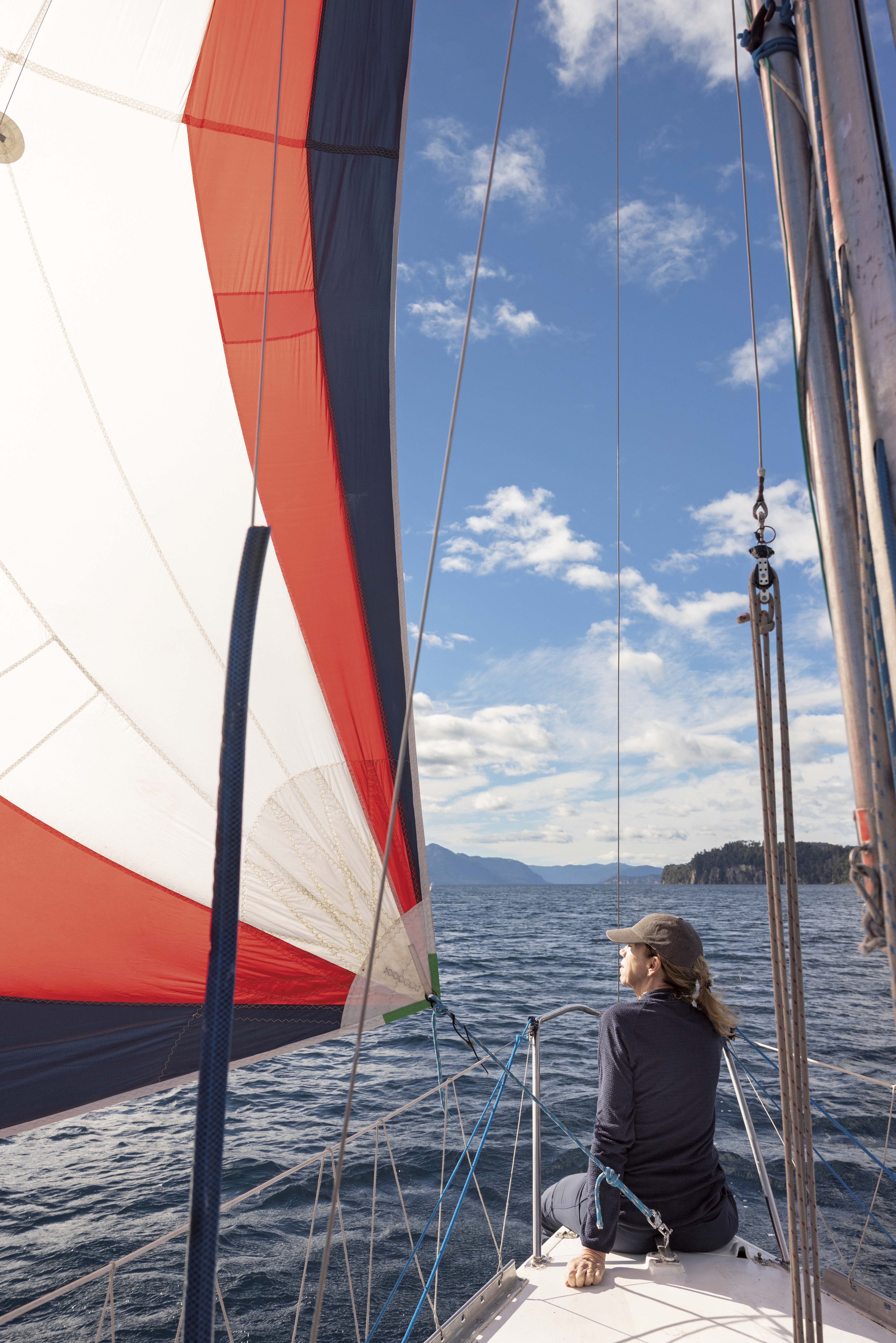 A bordo de su velero de 21 pies, Ernesto Humar ofrece salidas a navegar. La prioridad del capitán es que la navegación sea toda a vela.