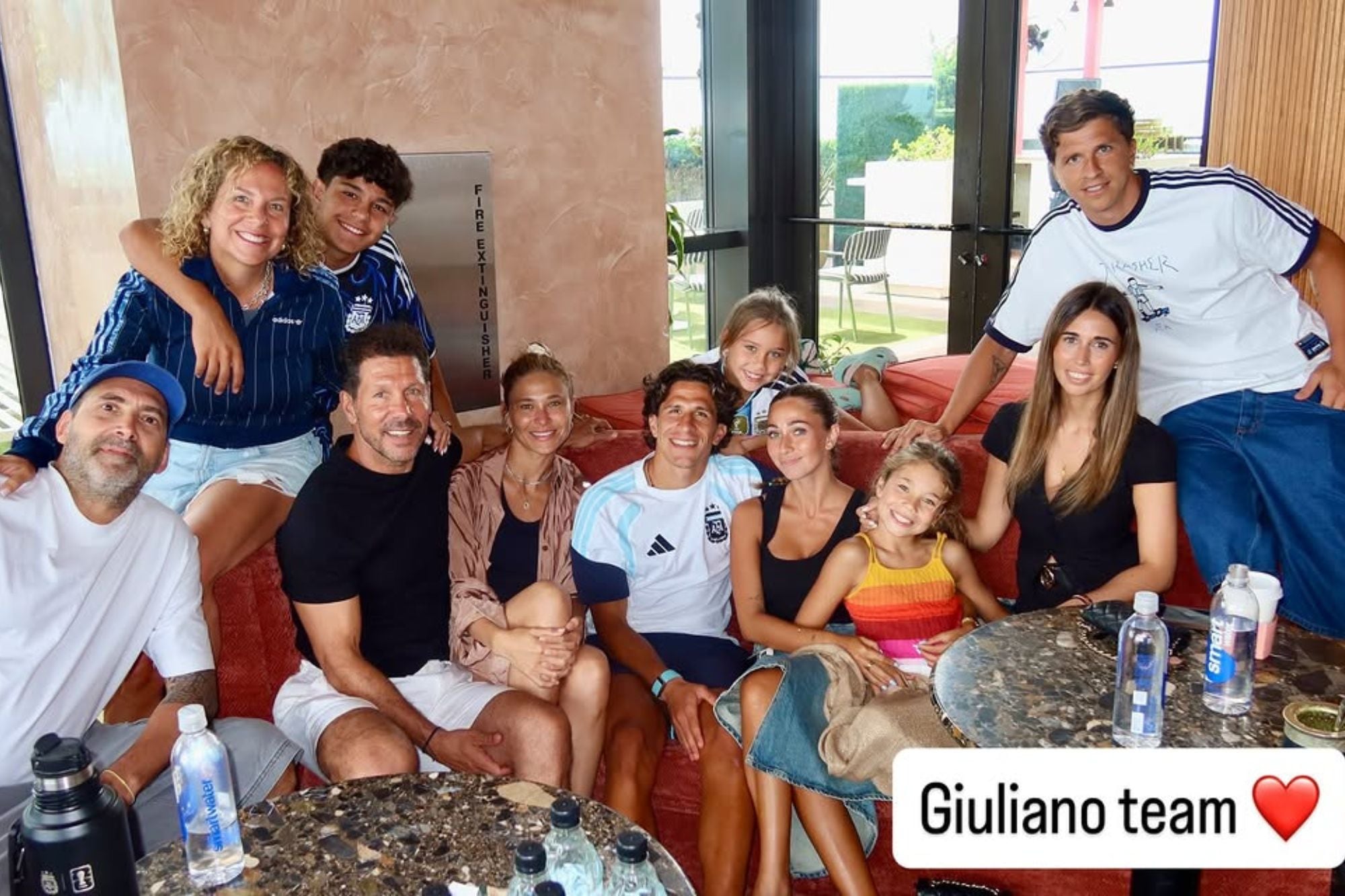 Casi toda la familia completa fue a apoyar a Giuliano Simeone antes del partido contra Cabo Verde