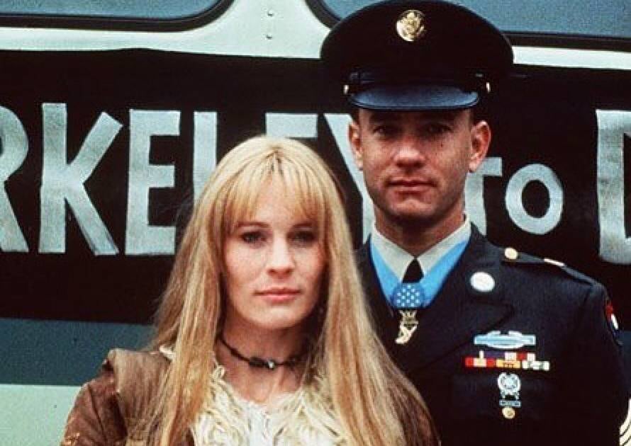 En la novela, Forrest es un personaje odioso y malhumorado