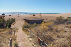 La playa roja de cuatro habitantes que se volvió el refugio patagónico de los amantes de la soledad