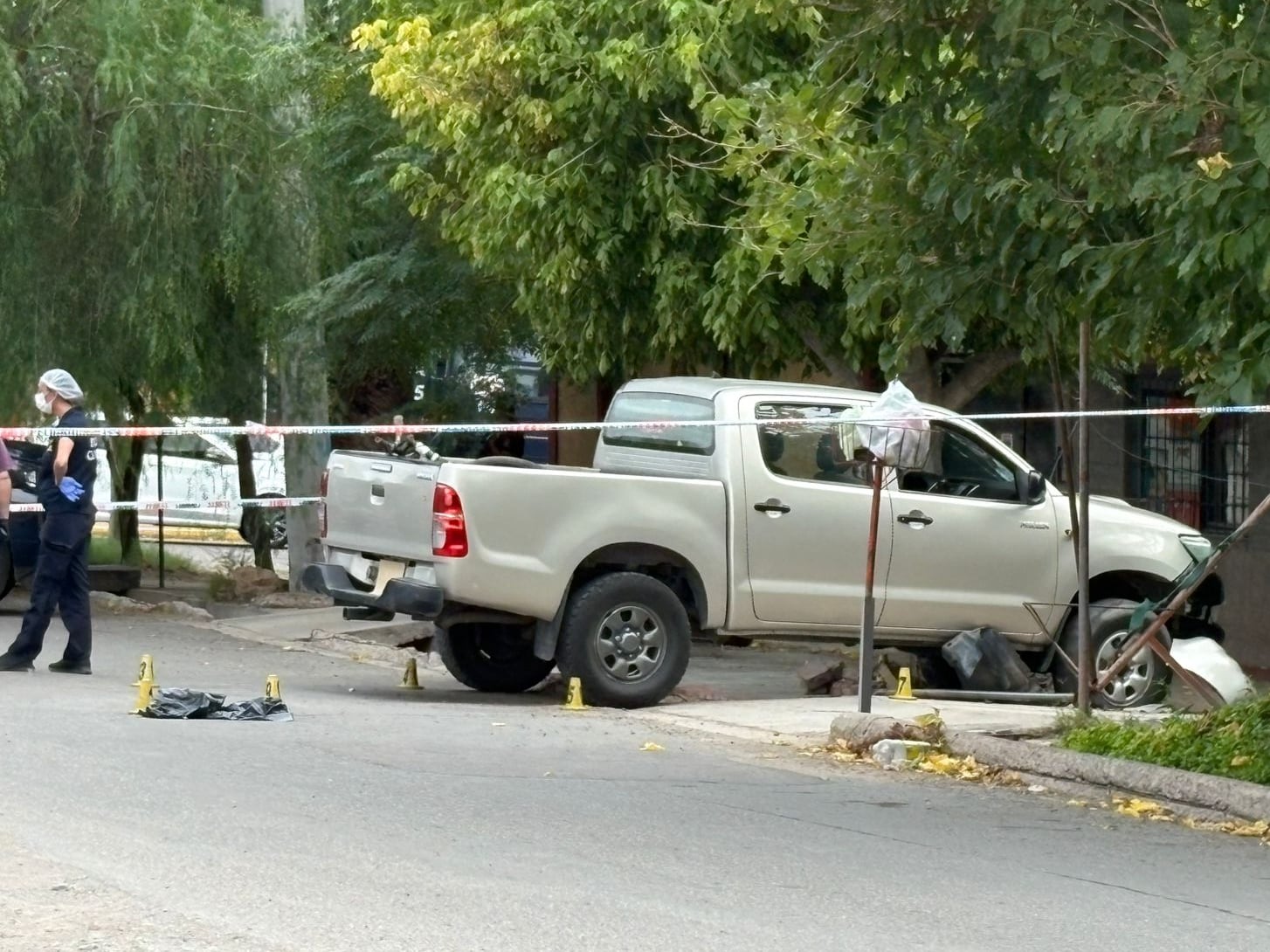 Un vecino persiguió en su camioneta a dos ladrones que le robaron una bicicleta y atropelló y mató a uno