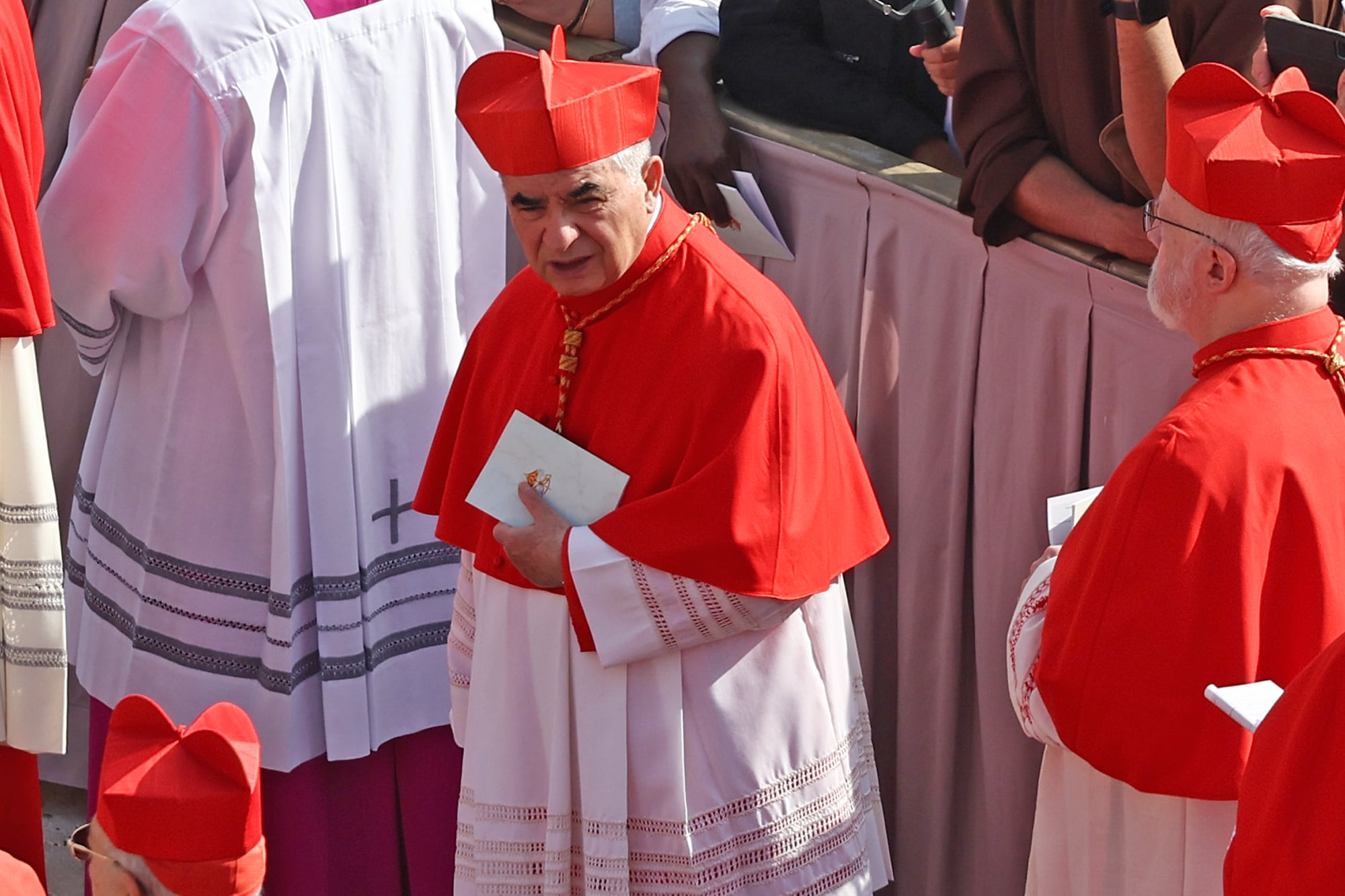 El cardenal Angelo Becciu durante el funeral del Papa Francisco, el sábado pasado