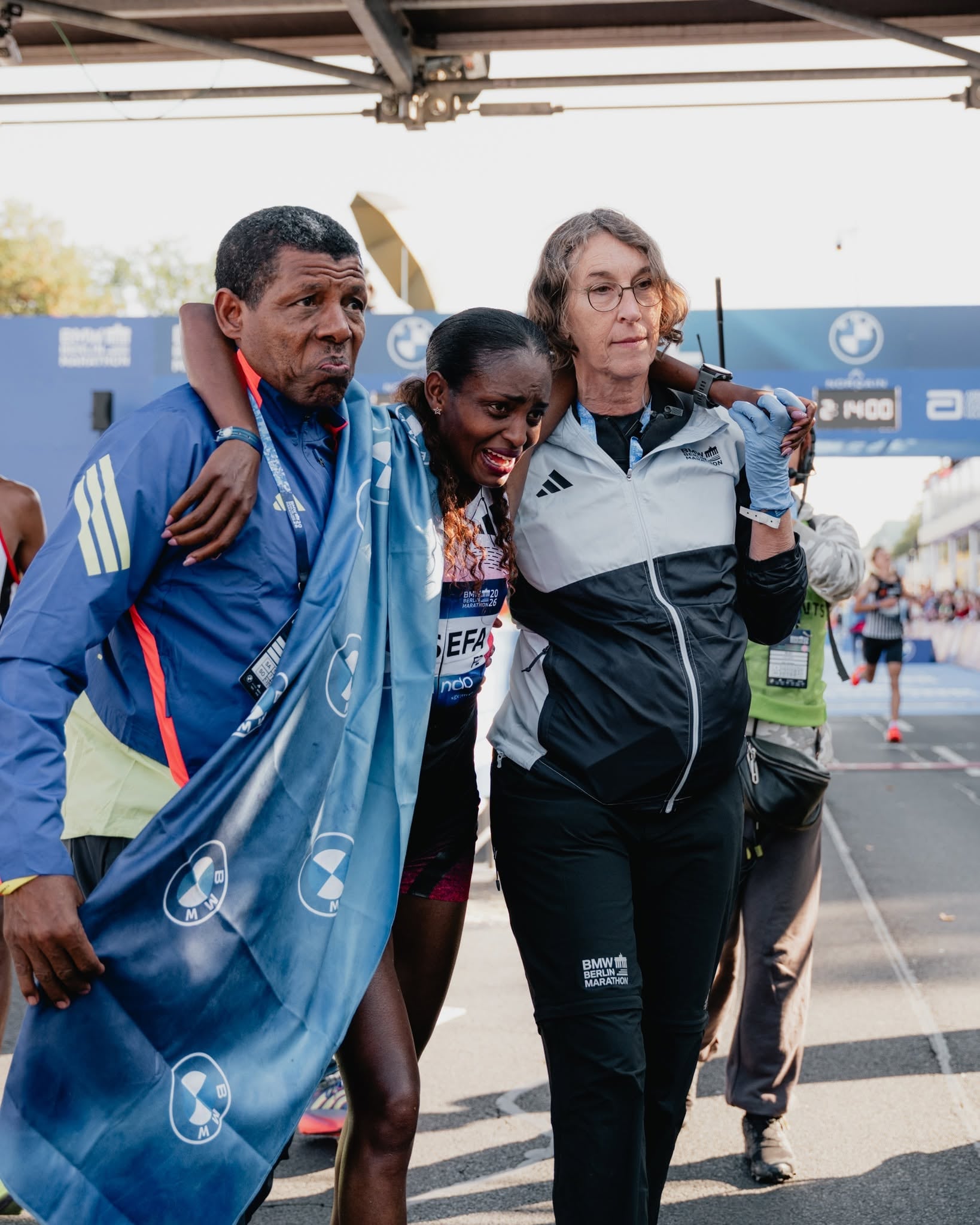 Tigst Assefa se consagró campeona, pese a sufrir una rotura completa y compleja del tendón de Aquiles de la pierna derecha (Foto: Instagram/@berlinmarathon)