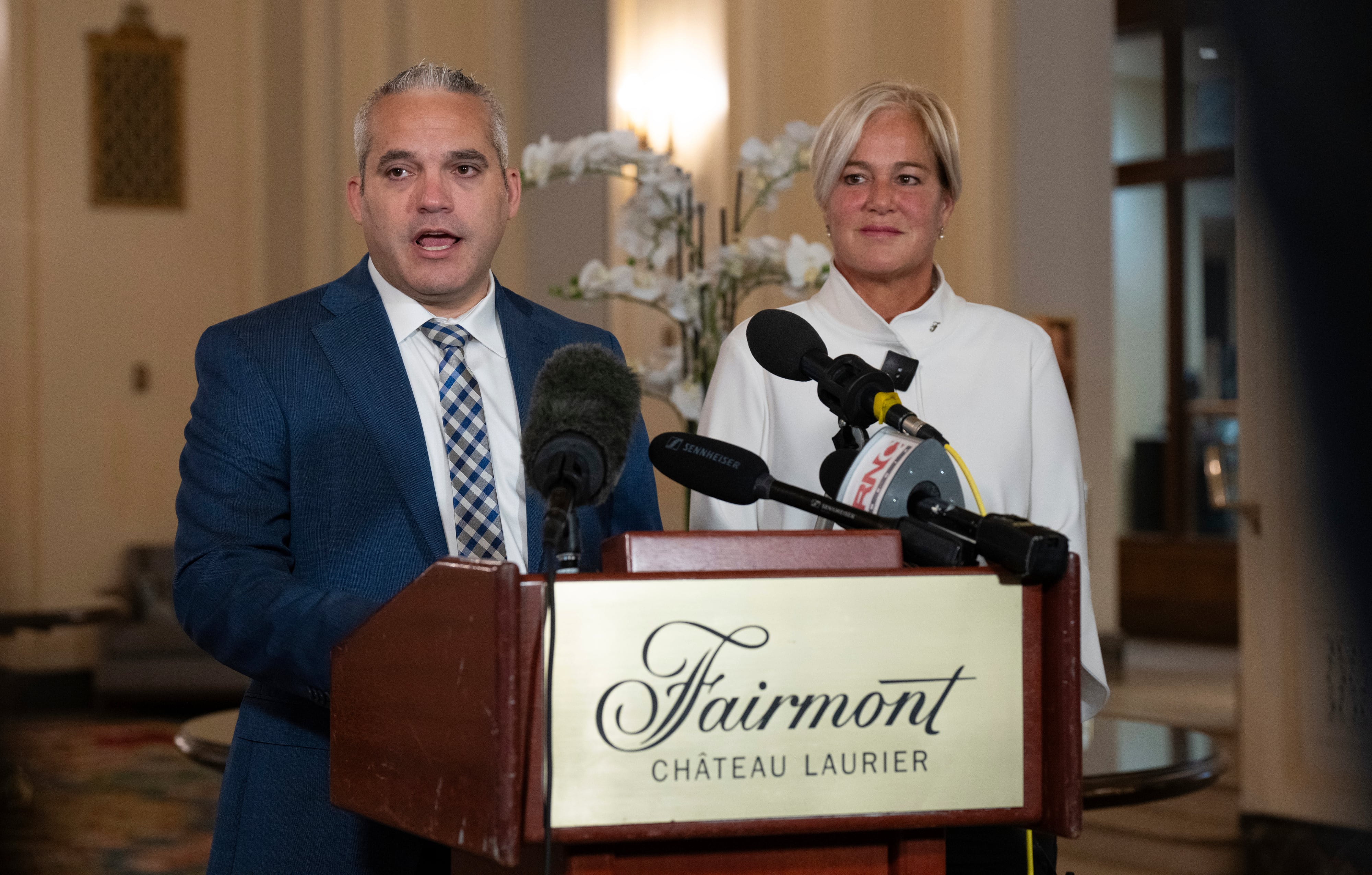 La gerente general del Fairmont Chateau Laurier, Genevieve Dumas, escucha al detective de los servicios de policía de Ottawa, Akiva Gellar, hablar sobre el retrato robado de Yousuf Karsh de Winston Churchill,