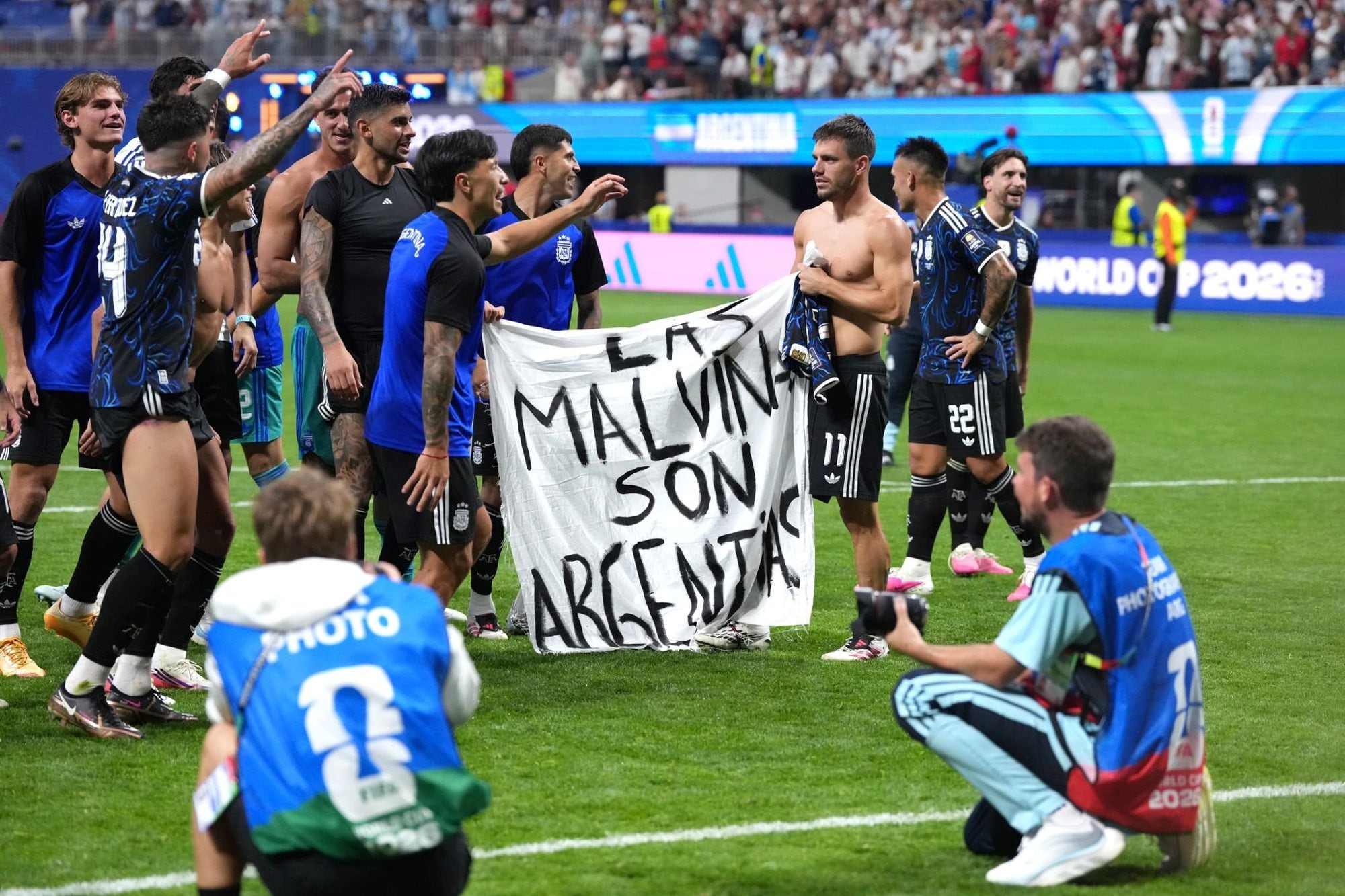 Los jugadores toman la bandera y la exhiben en la cancha