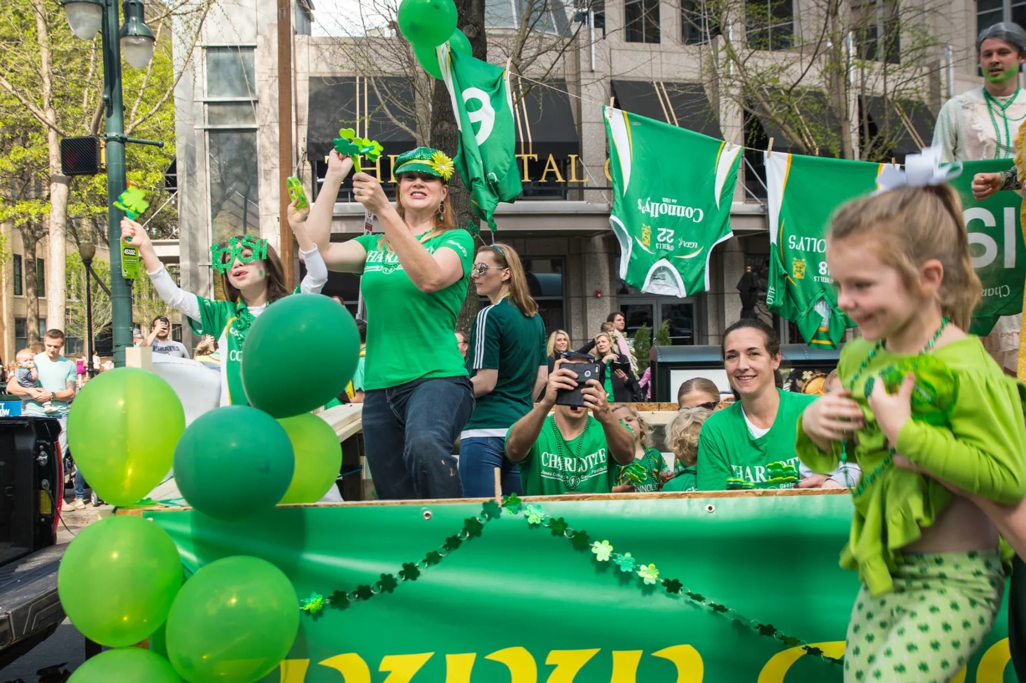 El uso del verde no se limita solo a la ropa, las personas adornan sus hogares, negocios y calles con todo tipo de decoraciones en verde, desde banderas hasta globos (Archivo)