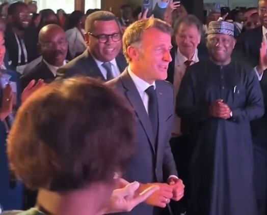 Macron sorprende bailando en una cumbre africana en Kenia mientras Francia intenta dejar atrás el pasado colonialista
