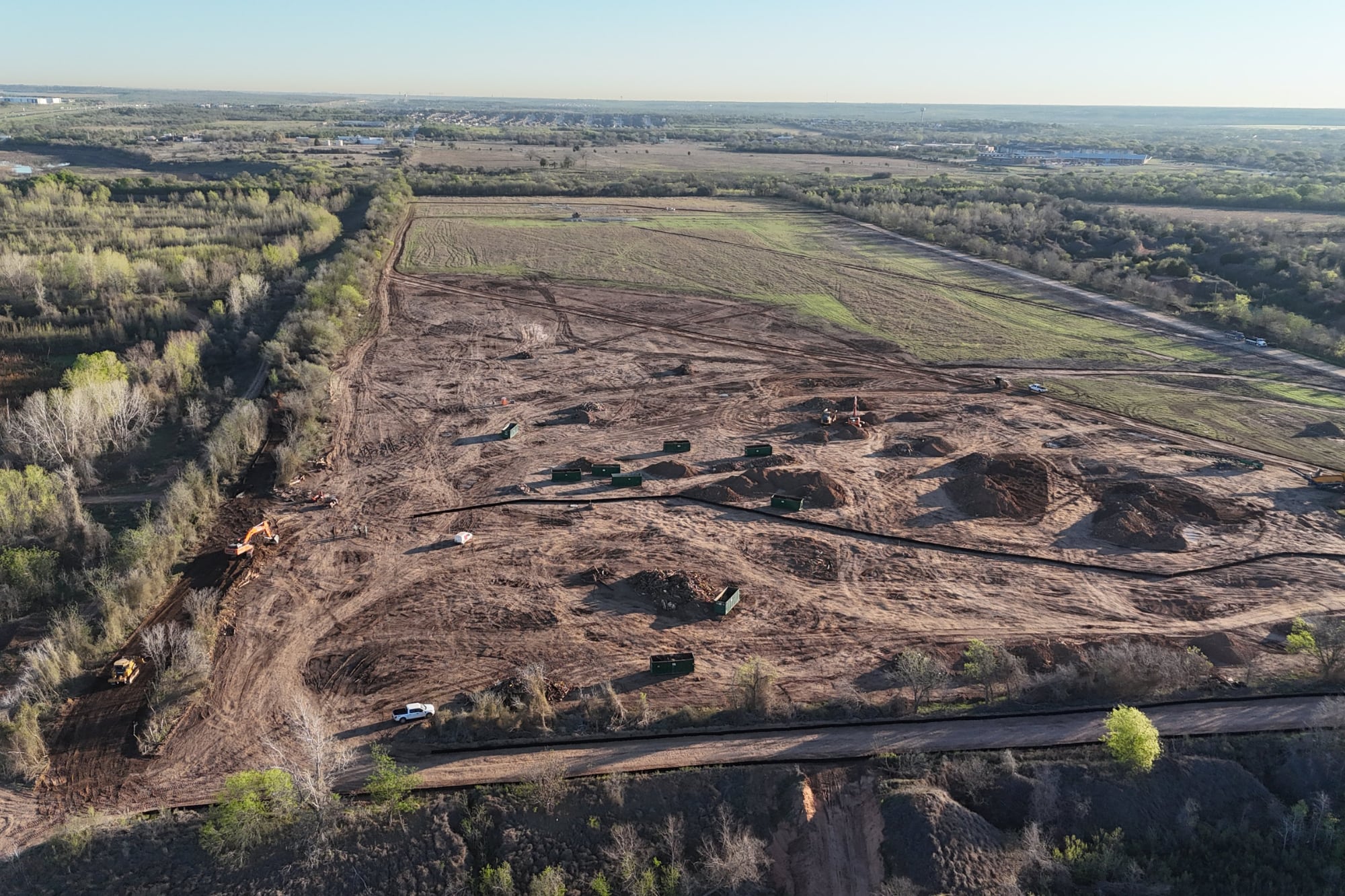 La iniciativa busca crear una fábrica de chips totalmente integrada, que reúna procesamiento lógico, memoria y empaquetado avanzado en un mismo complejo