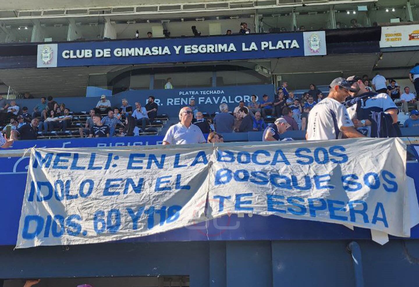 La bandera que le pusieron los hinchas de Gimnasia a Guillermo Barros Schelotto (DT de Vélez), en la previa del partido en La Plata, por el torneo Clausura 2025