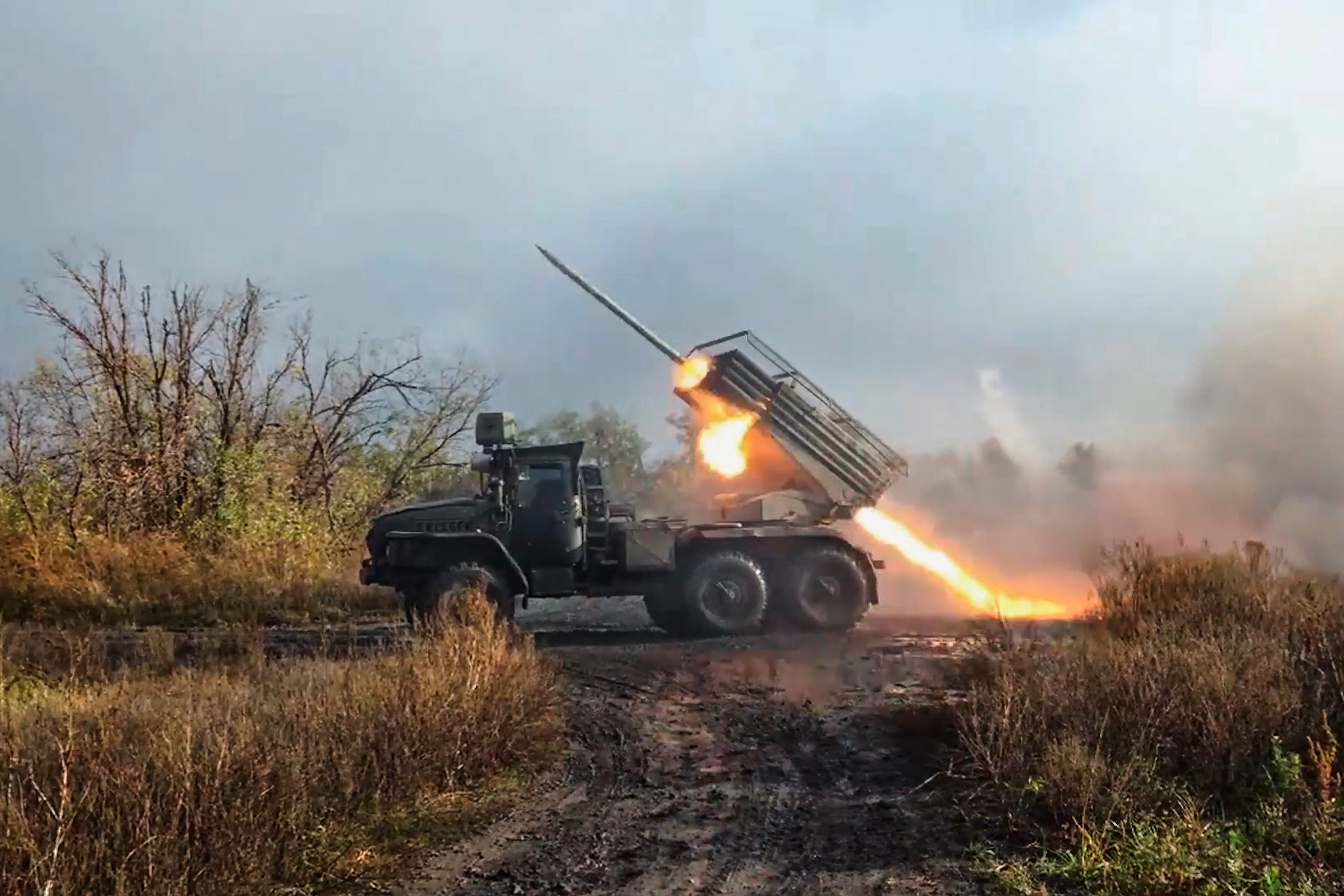 En esta imagen tomada de un video proporcionado por el servicio de prensa del Ministerio ruso de Defensa el viernes 7 de noviembre de 2025, un lanzacohetes múltiple Grad de 122 mm dispara hacia posiciones ucranianas en un lugar no revelado de Ucrania. (Servicio de prensa del Ministerio ruso de Defensa via AP)