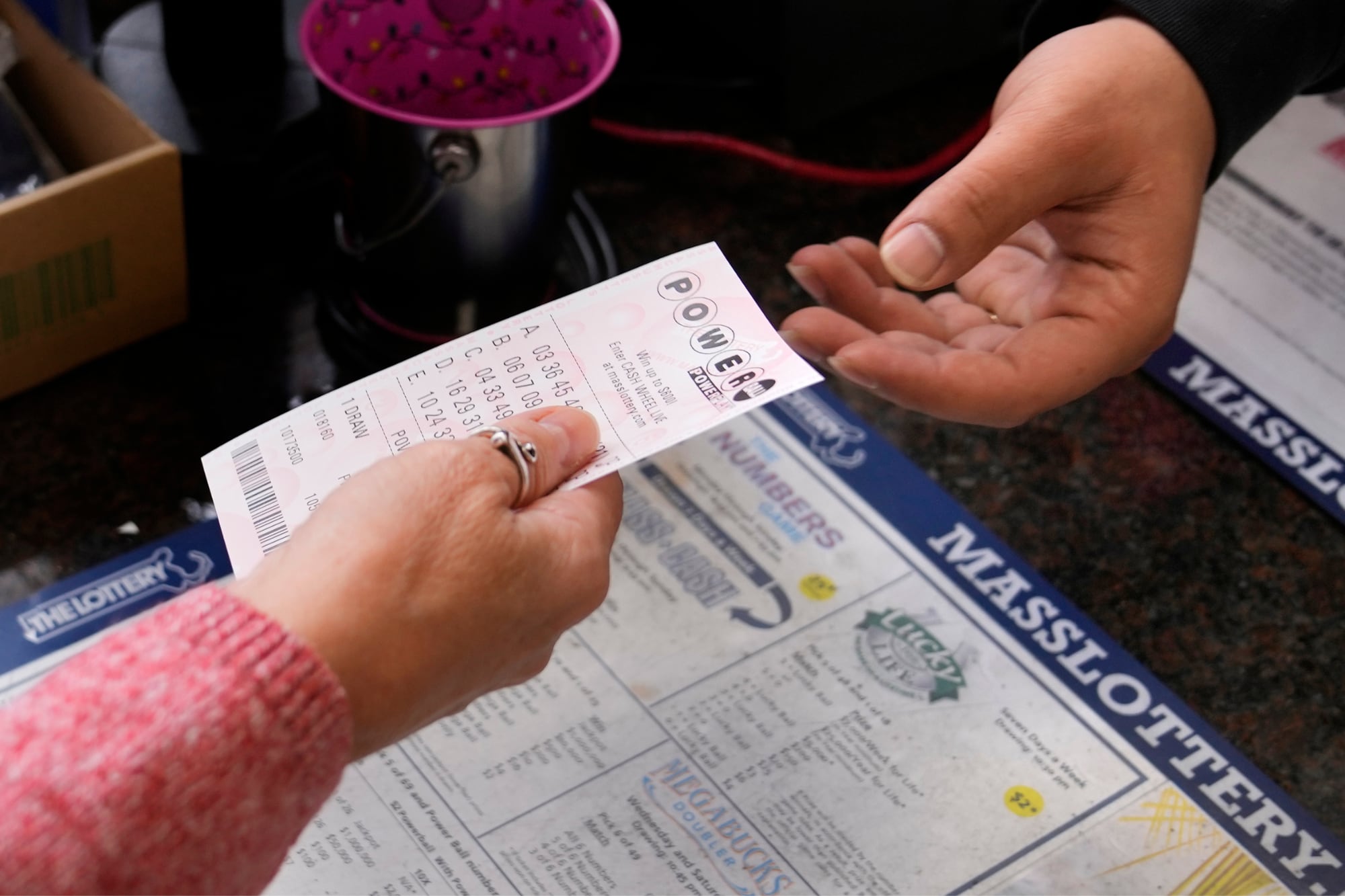 Su método consiste en gastar 20 dólares cada dos semanas, y no planea modificar esa estrategia tras haber ganado