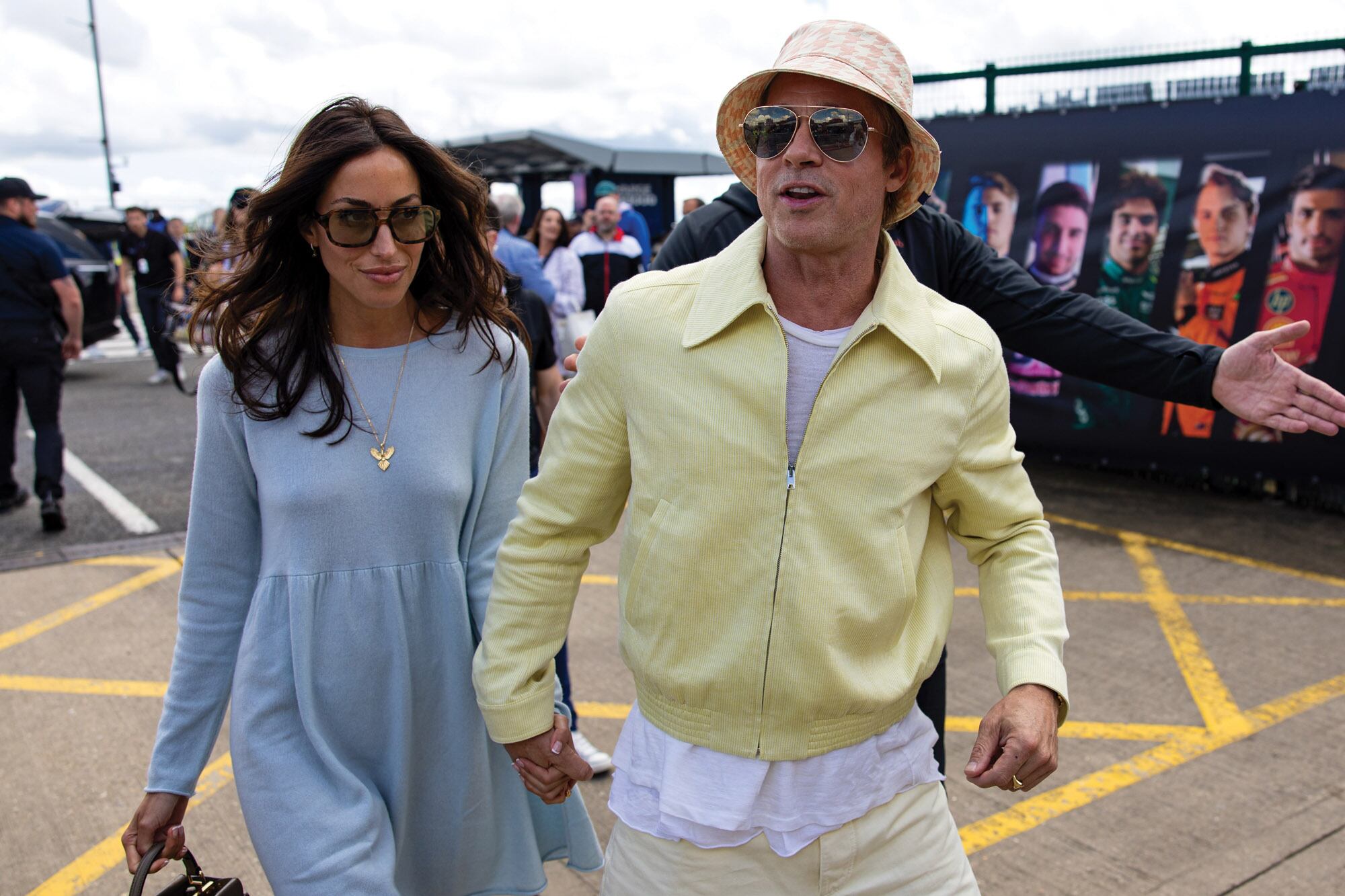 Inseparable de su novia, Brad lleva campera de pana, remera básica, pantalones sport y piluso de pata de gallo en otra jornada de prensa.