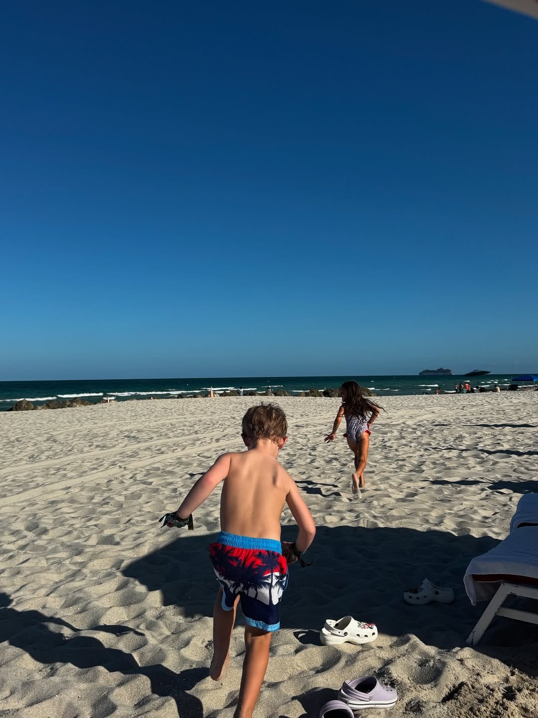 La pareja viajó a Miami con sus respectivos hijos (Foto: Instagram @camihoms)