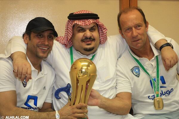 Calderón posa con la copa, a la derecha del presidente de Al Hilal; el de la izquierda es Sami Javer, manager del equipo, que jugó cuatro mundiales por Arabia Saudita