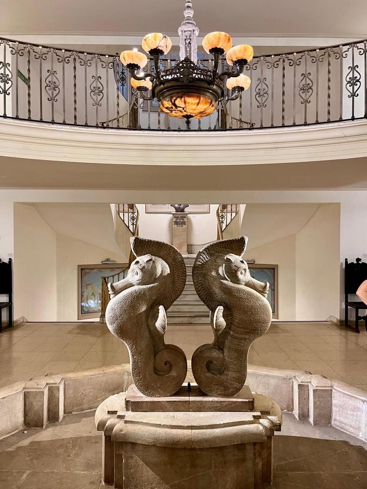 Dos Hipocampos (1946) en el hall del segundo piso del Jockey Club.