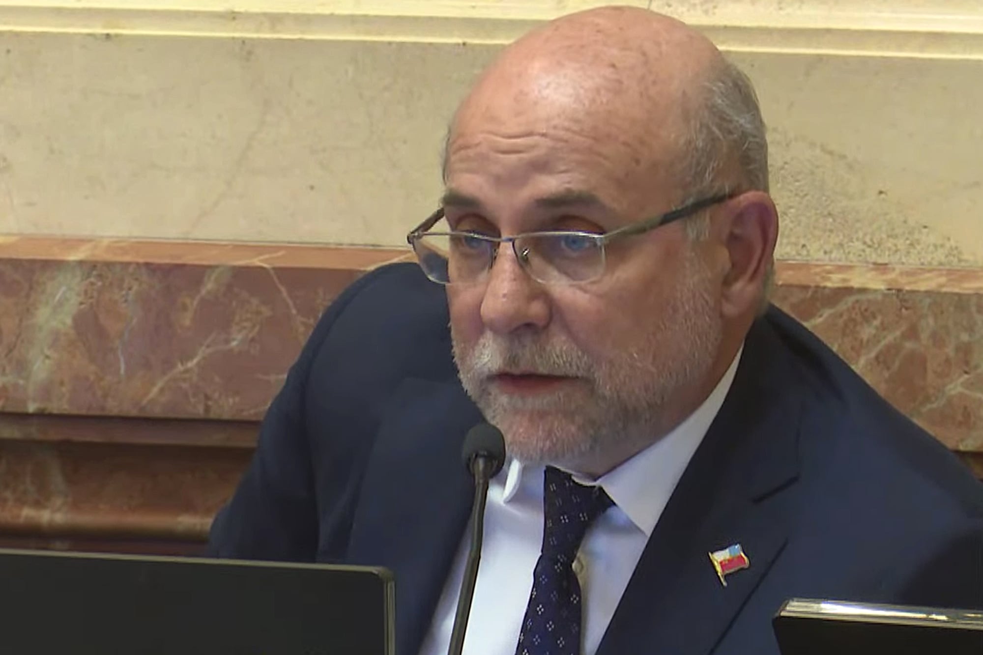 Otro senador pide poder votar a distancia la ley de tierras en el Congreso porque fue operado
