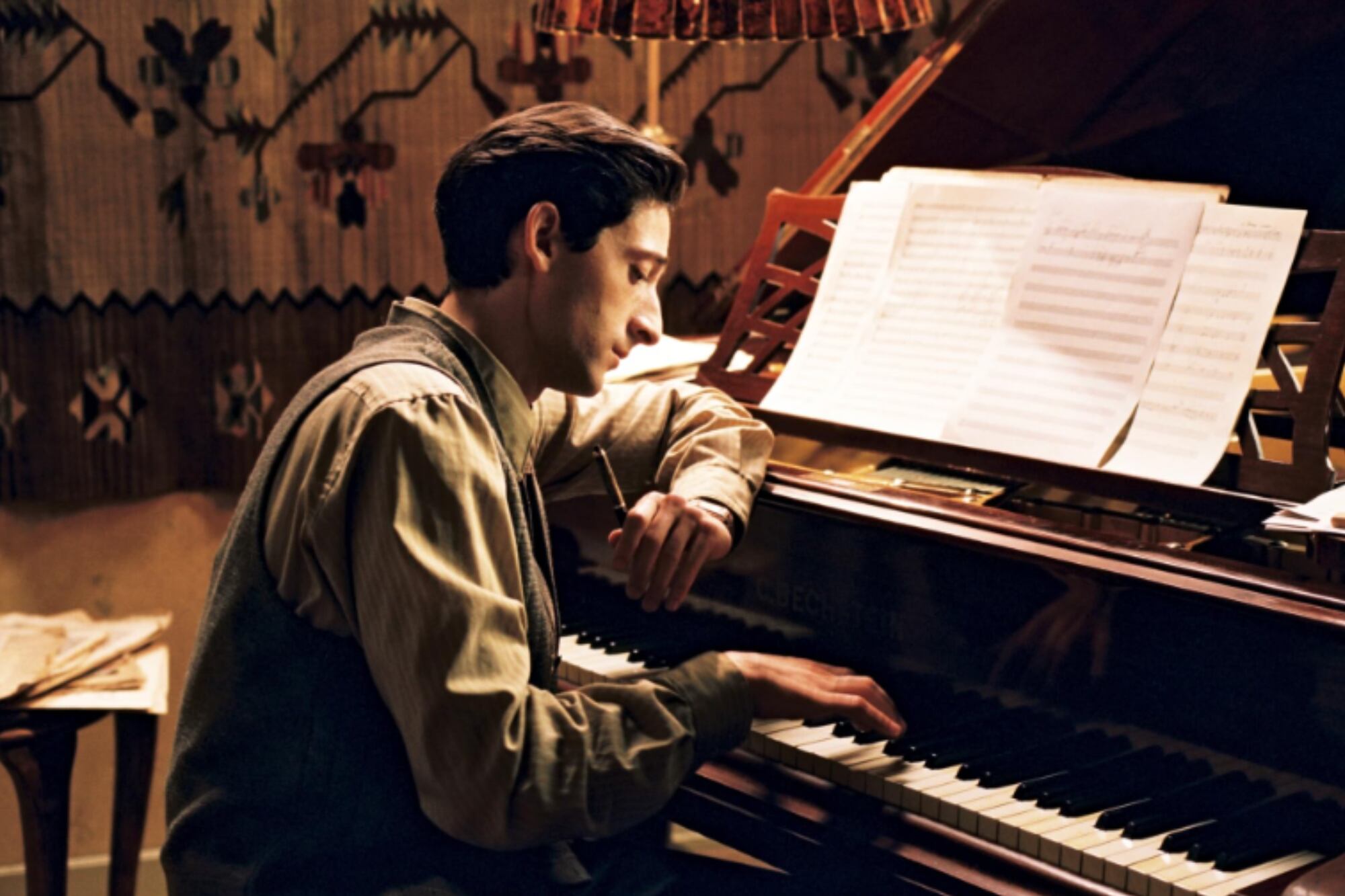 Adrien Brody tomó clases de piano para protagonizar El pianista (Foto: IMDb)