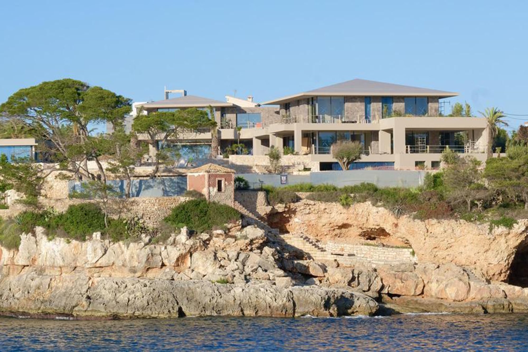 Desde el mar Mediterráneo se ve la casa del tenista en lo alto del acantilado