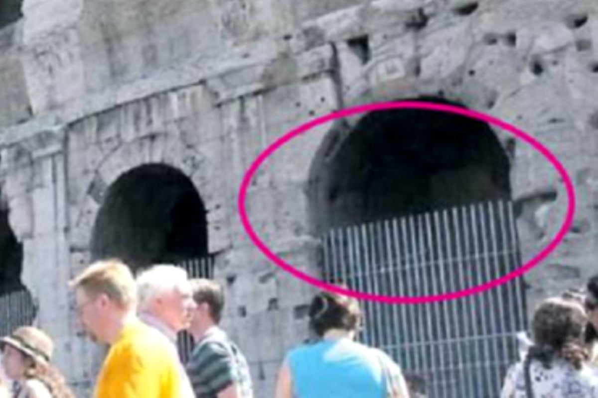 Un turistas estadounidense de 47 años quedó empalado en una reja del Coliseo Romano tras treparla para obtener una