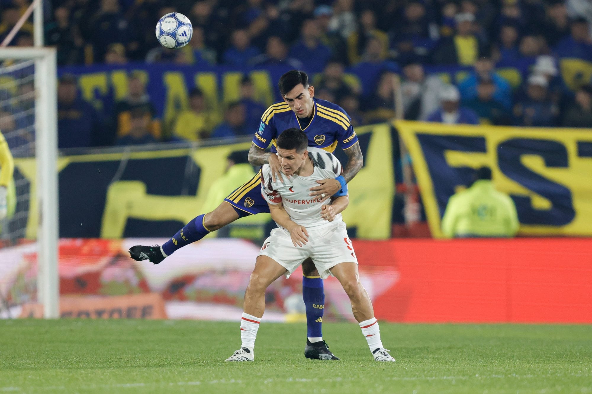 Lautaro Di Llolo cabecea ante Guido Carrillo