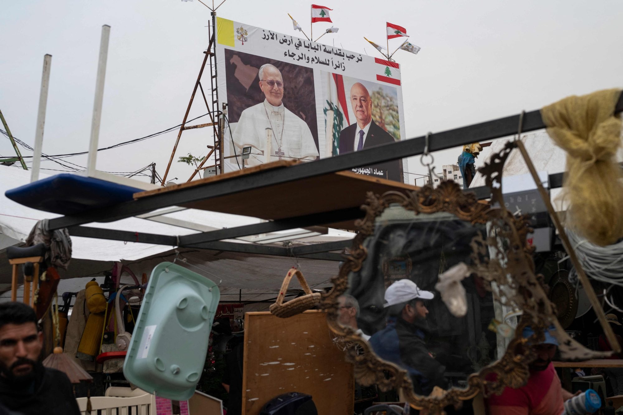 En medio de la guerra, el Líbano vivió un día de fiesta por el papa León, pero teme por el día después 8 En Beirut, antes de la visita del Papa León XIV, Hezbolá pidió al pontífice que condene la agresión israelí contra el Líbano, mientras la ciudad exhibía carteles con su imagen junto al presidente Joseph Aoun
