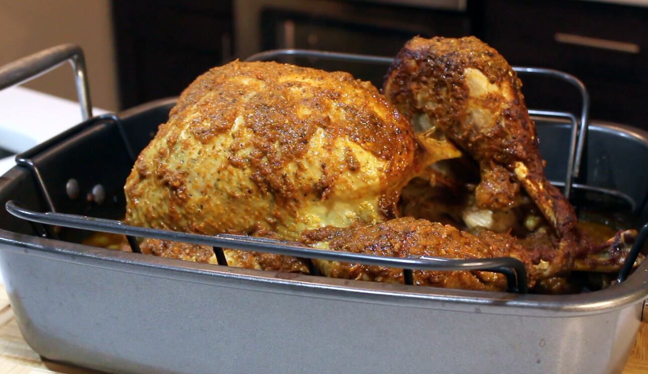 Para verificar que el pavo esté listo, se recomienda utilizar un termómetro y controlar la temperatura interna del platillo