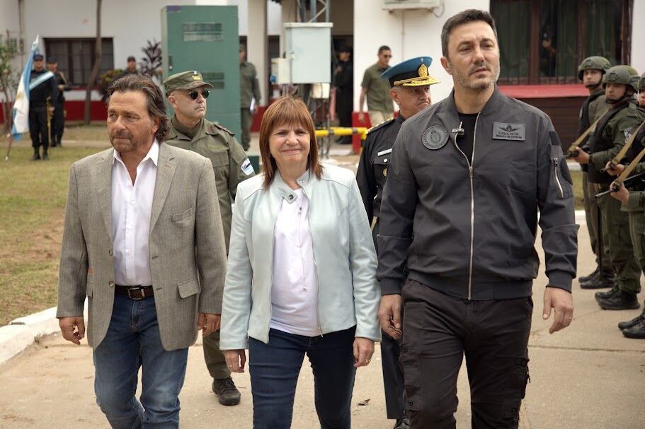 El gobernador salteño Gustavo Sáenz, la ministra Patricia Bullrich y el ministro Luis Petri, al presentar en Tartagal otra etapa del Operativo Güemes