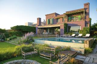 Un jardín diseñado con desniveles y una pileta infinita que se mimetiza con el paisaje