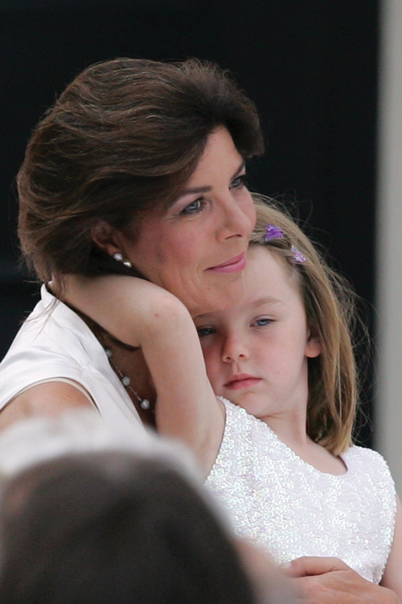 La princesa Carolina de Mónaco abraza a Alexandra durante la ceremonia oficial celebrada en la catedral de Mónaco con motivo de la entronización del príncipe Alberto II, en 2005