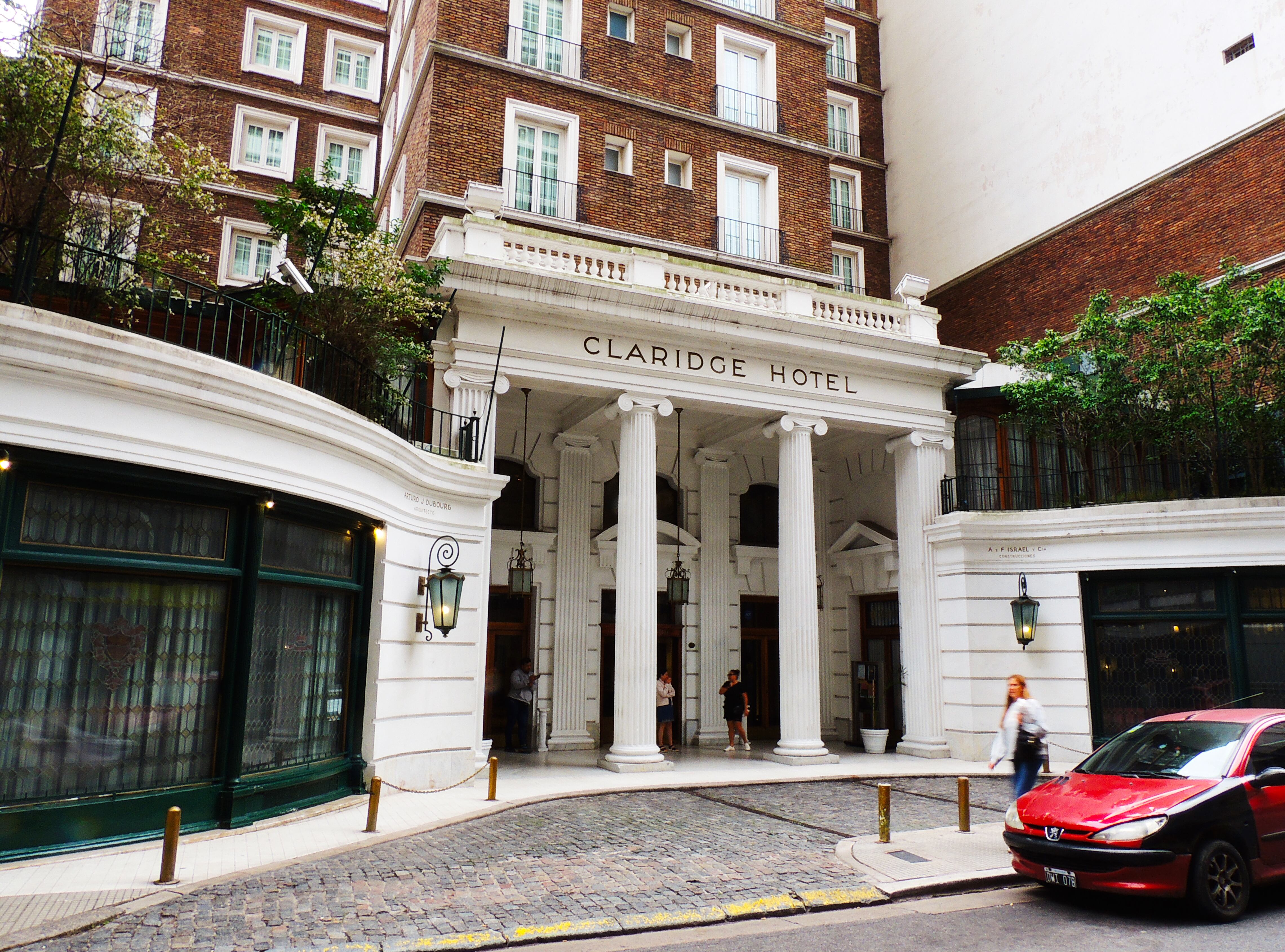 Claridge Hotel. Fue construido por la familia Rosarios; ahora está en manos de Eurostars.