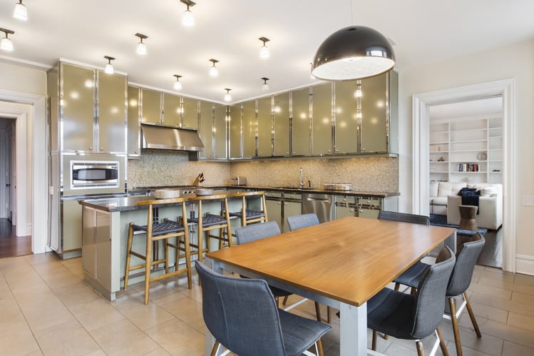 La cocina del departamento de Bruce Willis en el Upper West Side contaba con una barra para desayunar, mesadas de granito, gabinetes con detalles cromados, dos refrigeradores Sub-Zero y una cocina Viking de seis hornallas