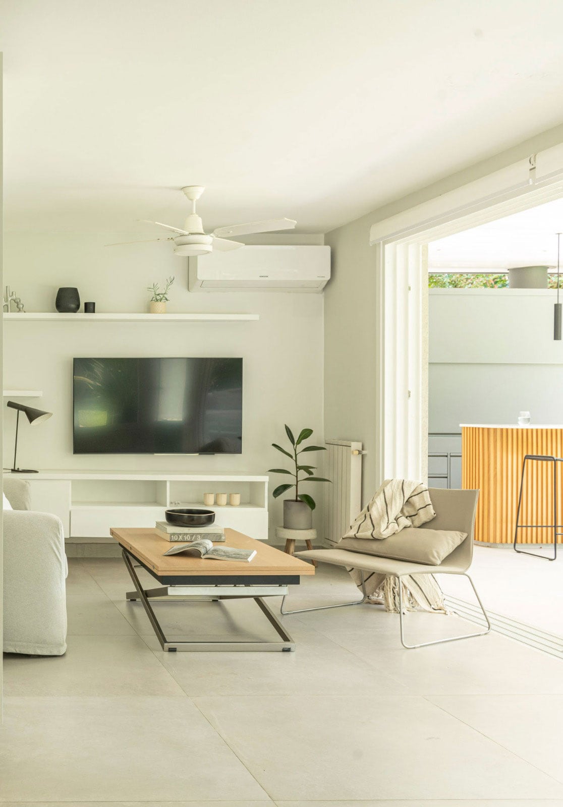 En el family room se cambió el paño fijo por una puerta corrediza para conectarla directamente al jardín y ampliar las visuales.