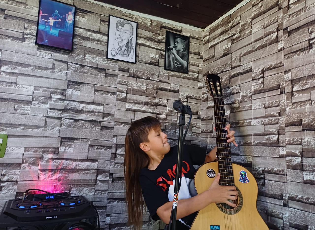 Agustín en el escenario que su mamá le armó en su casa