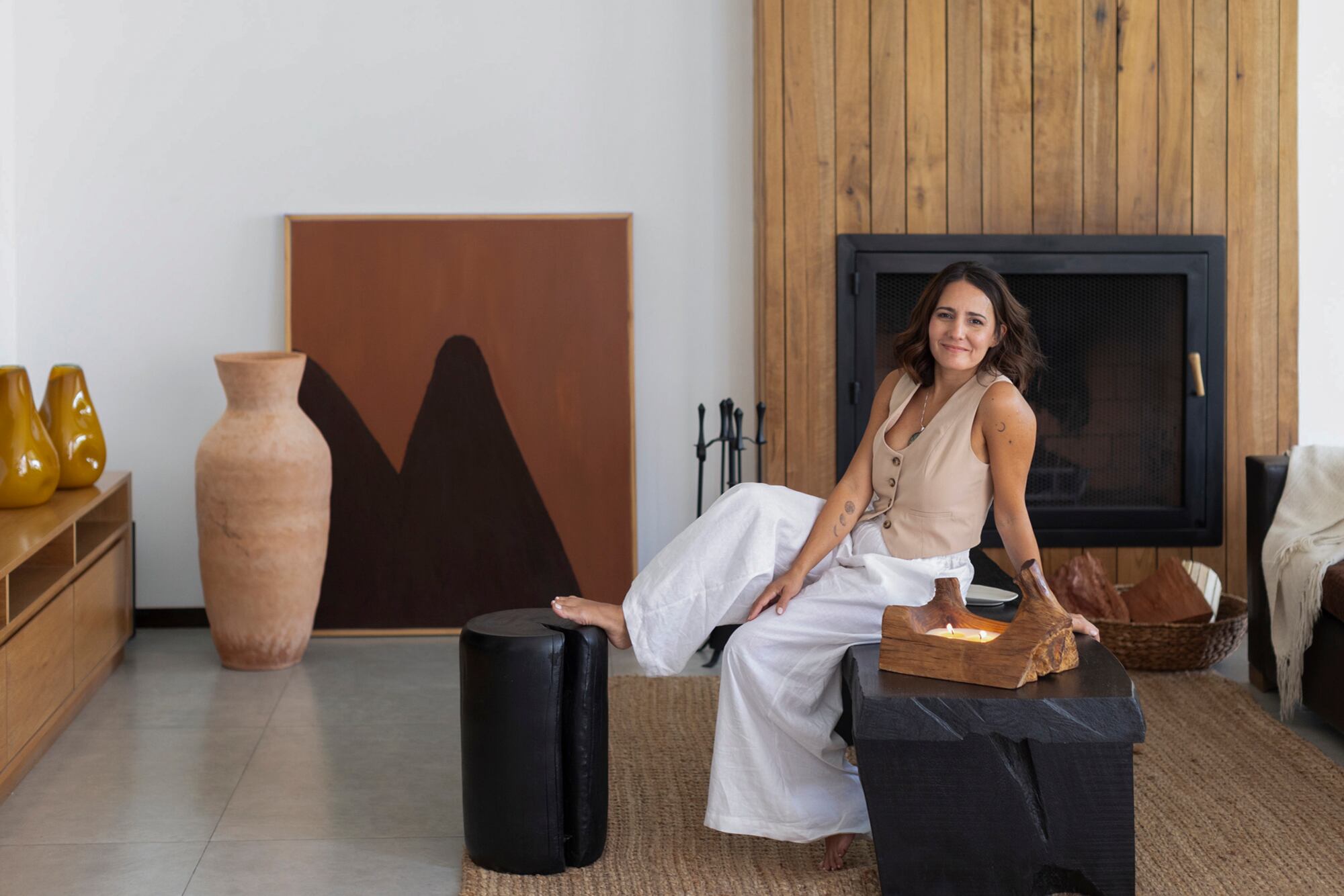 El revestimiento de la chimenea fue hecho por Gonzalo Páez Viterbi de Beltrán Objetos. La vasija de arcilla fue hecha a mano por las mismas artesanas que le hacen las velas Selva.