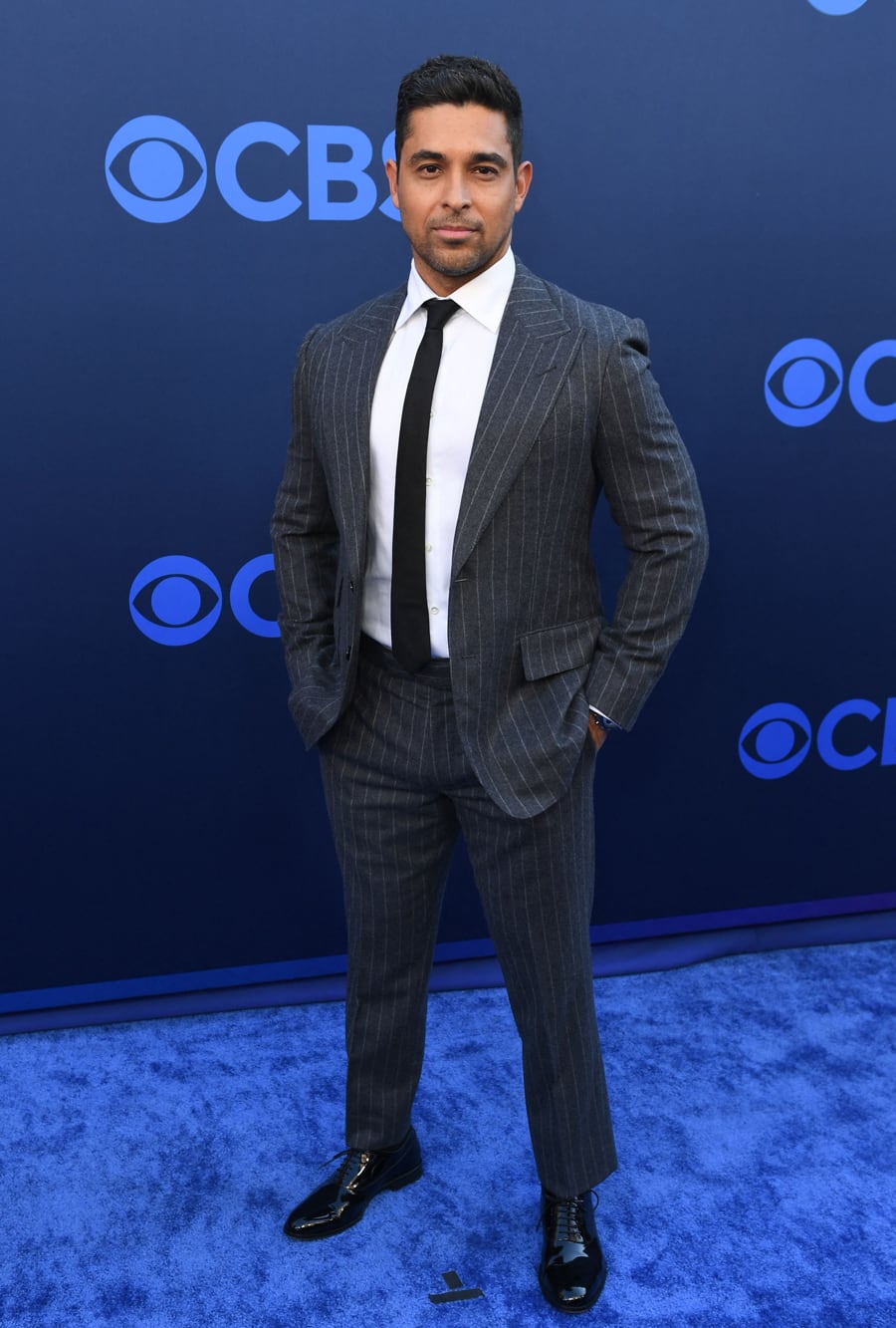 Muy elegante, el actor Wilmer Valderrama, también fue de la partida