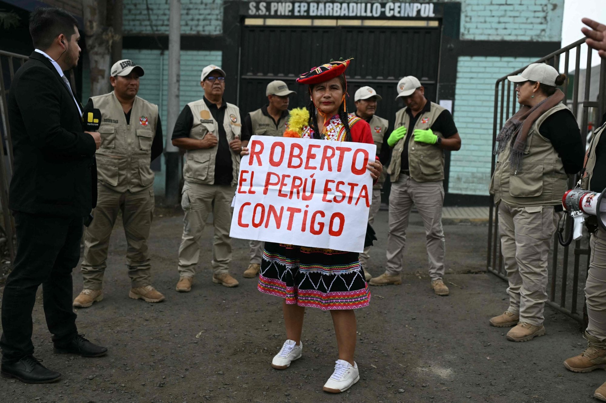 Quién es Roberto Sánchez, el candidato de izquierda que busca dar la sorpresa en el balotaje en Perú Una simpatizante del expresidente peruano Pedro Castillo y del candidato presidencial Roberto Sánchez sostiene un cartel que dice
