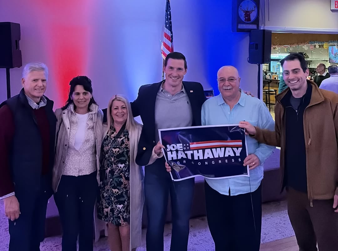 Joe Hathaway trabajó en asuntos corporativos y comunicaciones antes de dedicarse a la política