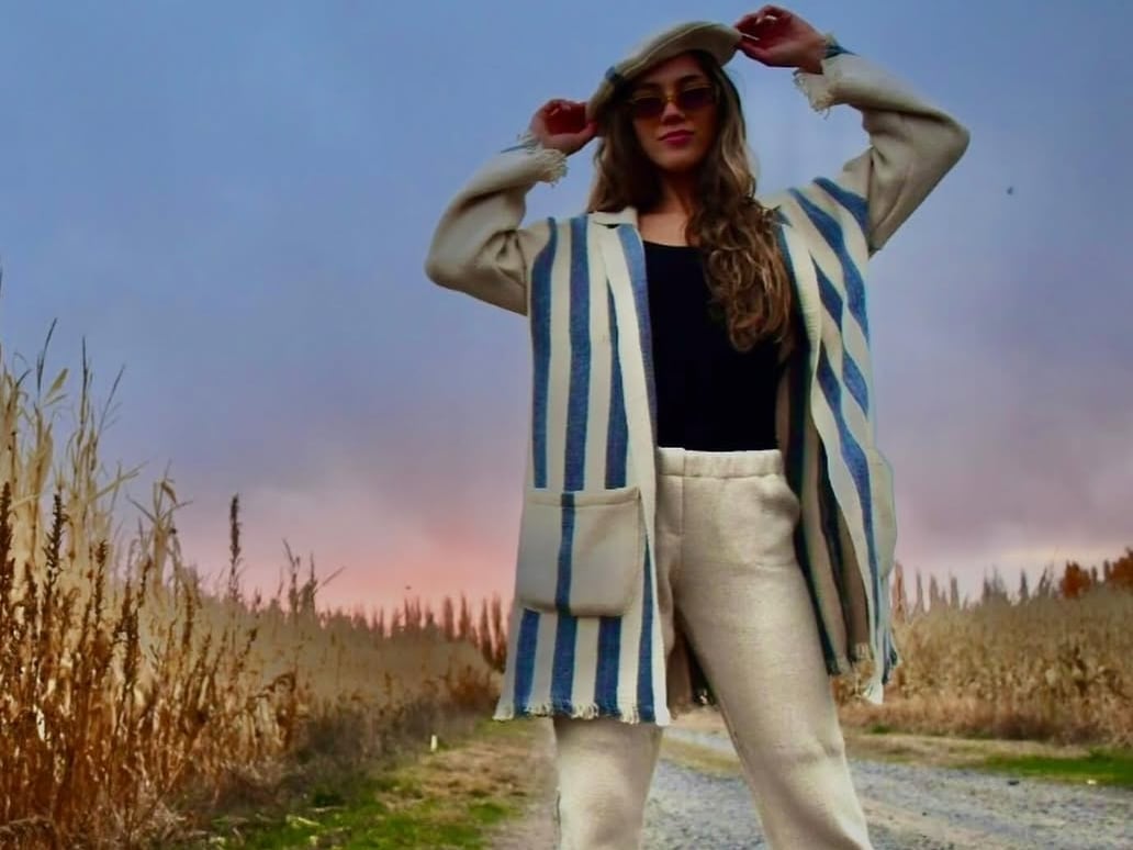 En Palermo, fabrican prendas “de diseño” con trapos y repasadores