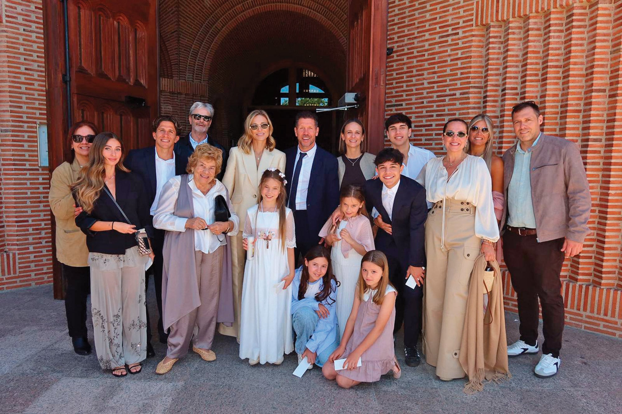 De izquierda a derecha, Beatriz
(mamá de Carla), la española Irene Ariza y Giuliano Simeone,
Raúl Pereyra (papá de Carla), Nilda González (mamá del
Cholo), Carla, Diego, Jimena Pereyra (hermana de Carla),
Francisco Simeone, Thiago Agüero, Natalia Simeone, hermana
y manager del director técnico y Carla Simeone (otra de las
hermanas de Diego) y su marido