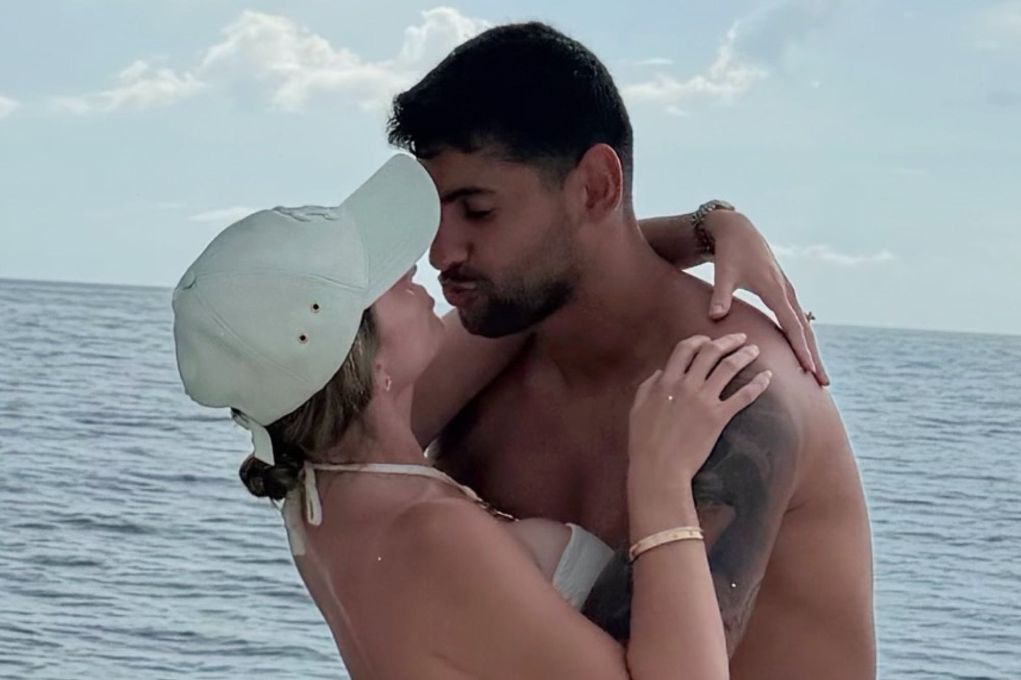 Las vacaciones de Cuti Romero y Karen Cavaller tras el Mundial: juegos en la playa, paseo en yate y mucho amor