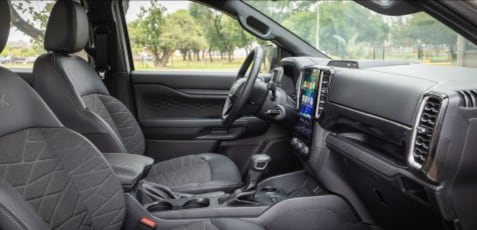 En el interior también se diferencia por contar con terminaciones interiores en gris oscuro y techo interior negro, entre otros