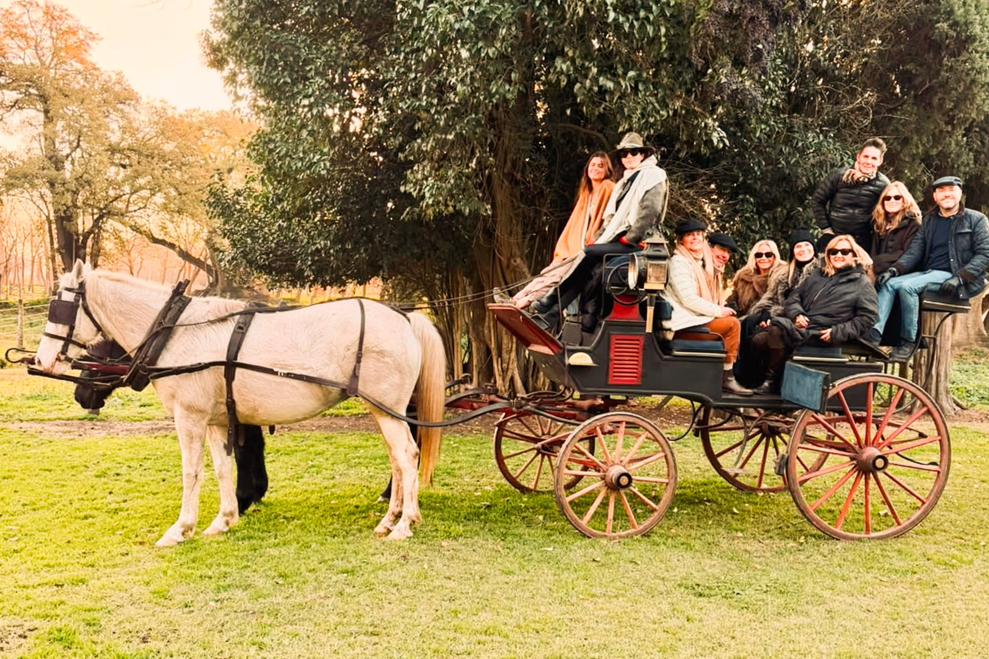 Un paseo en uno de las antiguos breaks que tienen en La Concepción y que aún usan para andar por el parque. Concepción y Luisa Demarchi, al mando. Y entre los pasajeros, Agustina Braun, Jandri Blaquier, Ginette Reynal, Matías Martins, entre otros