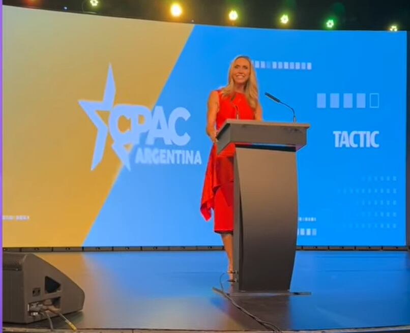 La cartelería de CPAC Argentina exhibía el nombre Tactic, mientras Lara Trump brindaba un discurso.