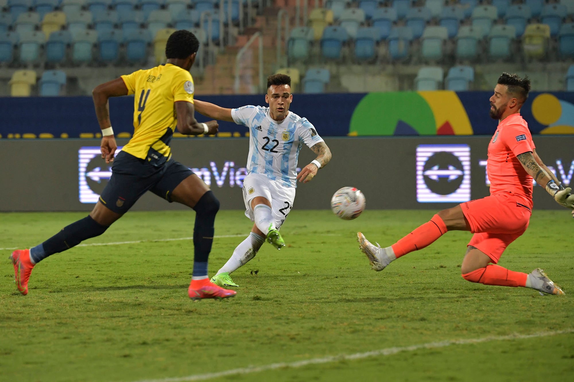 Galíndez sale a tapar un remate de Lautaro Martínez en un partido Argentina-Ecuador