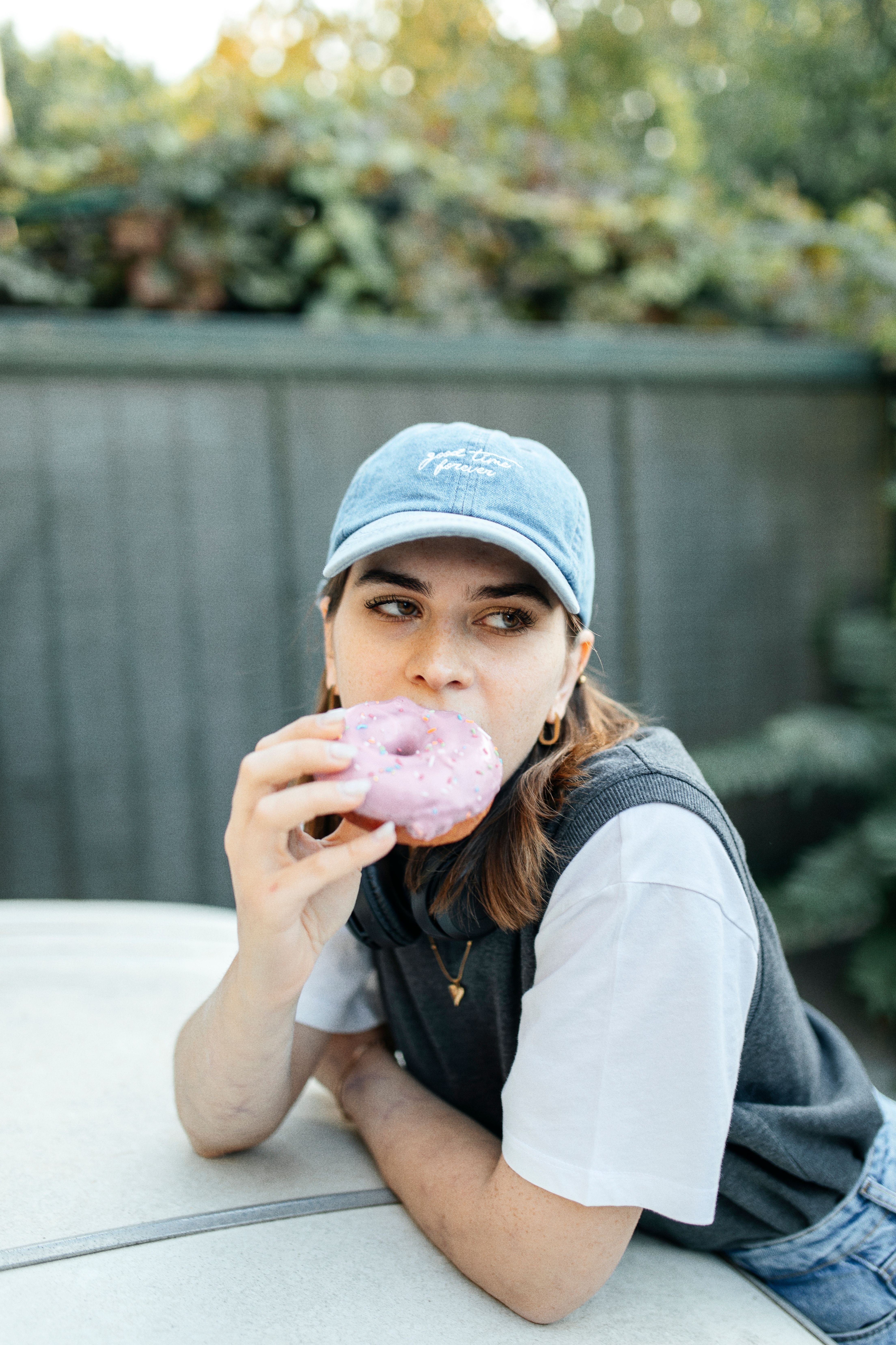 Usar gorras reflejaría una personalidad cautelosa que prefiere la distancia hasta lograr sentirse cómoda en su entorno