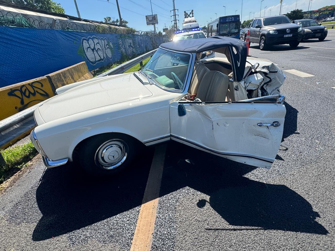 El auto perdió el neumático trasero izquierdo en plena vía rápida