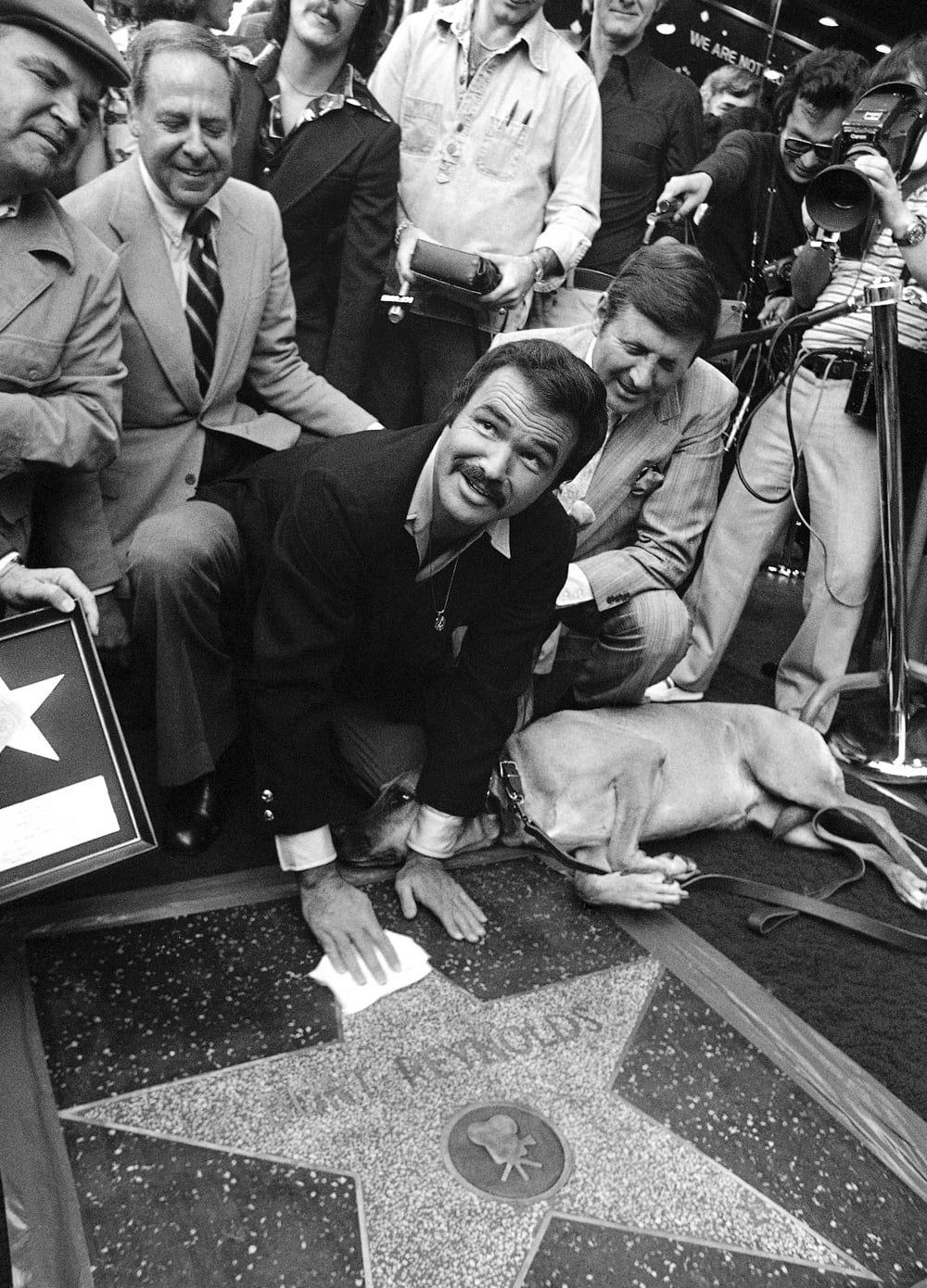 Burt Reynolds junto a su estrella en el Paseo de la fama